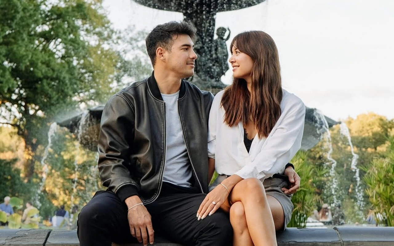 Wedding Kiss Aurelie Moeremans dan Suami Tampan Bikin Baper di Pesta Resepsi