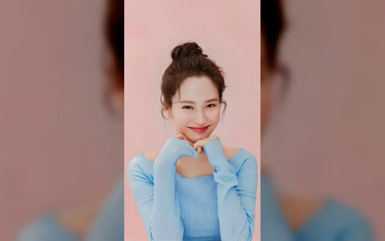 Song Ji Hyo Tampil Berani dengan Gaya No Pants di Foto Terbarunya