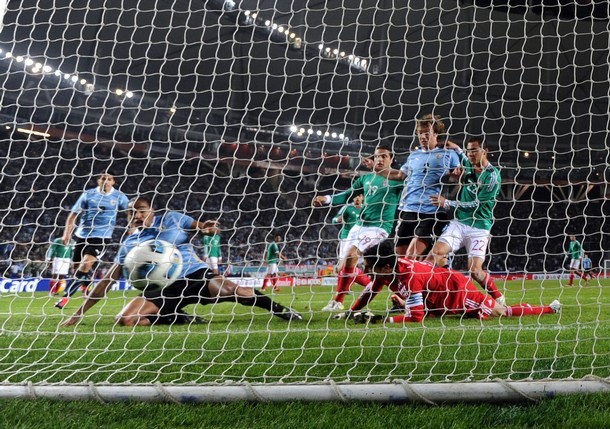 Gambar Foto Alvaro Pereira selamatkan Uruguay lewat gol tunggalnya di menit ke-14