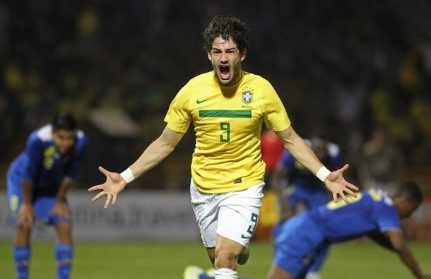 Gambar Foto Alexandre Pato menyumbang gol pertama untuk Brasil di menit ke-28