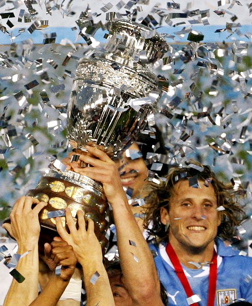 Gambar Foto Diego Forlan dengan Piala Copa America 2011