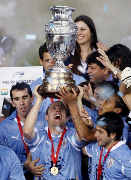 Gambar Foto Pemain Uruguay merayakan kemenangannya di Copa America 2011