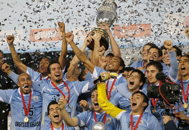 Foto Pemain Uruguay merayakan kemenangannya di Copa America 2011