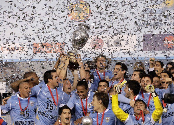Foto Pemain Uruguay merayakan kemenangannya di Copa America 2011