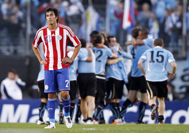 Gambar Foto Espresi pemain Paraguay setelah kalah dari Uruguay 3-0 pada pertandingan Copa Amerika 2011