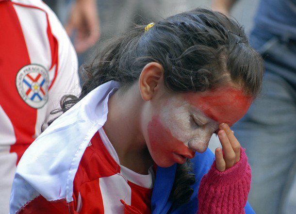 Gambar Foto Suporter Paraguay sedih setelah kekalahannya di Copa Amerika 2011