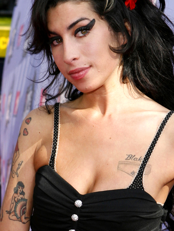 Gambar Foto Amy Winehouse merajah (tato) nama 'Blake' di dada kiri