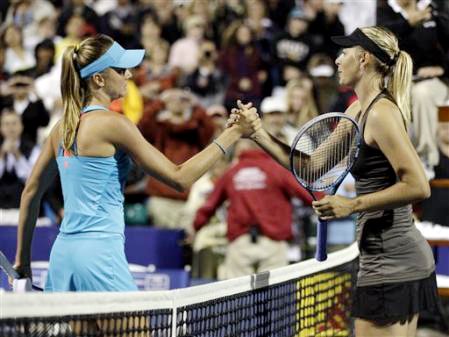 Gambar Foto Maria Sharapova dan Daniela Hantuchova bersalaman usai pertandingan