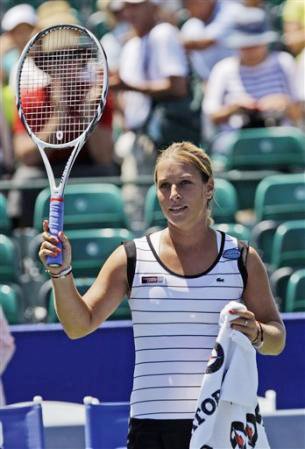 Gambar Foto Dominika Cibulkova (Slovakia) merayakan kemenangannya atas Christina McHale (AS)