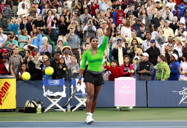 Gambar Foto Serena Williams melambaikan tangan ke penonton usai mengalahkan Anastasia Rodionova (Australia)