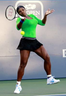 Gambar Foto Serena Williams mengembalikan bola ke Anastasia Rodionova (Australia)