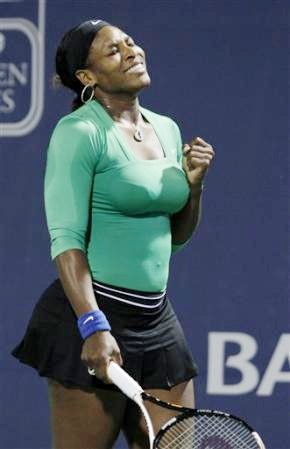 Gambar Foto Serena Williams melakukan selebrasi usai mengalahkan Maria Sharapova di perempat final