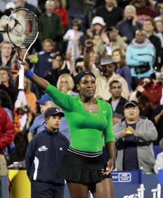 Gambar Foto Serena Williams melambaikan tangan ke penonton usai mengalahkan Maria Sharapova