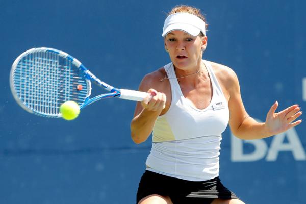 Gambar Foto Agnieszka Radwanska dari Polandia mengembalikan bola dari Sabine Lisicki (Jerman) di perempat final