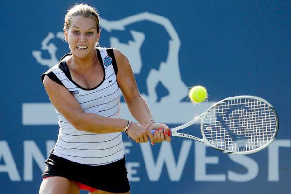 Gambar Foto Dominika Cibulkova (Slovakia) berusaha mengembalikan bola dari Marina Erakovic (New Zealand)
