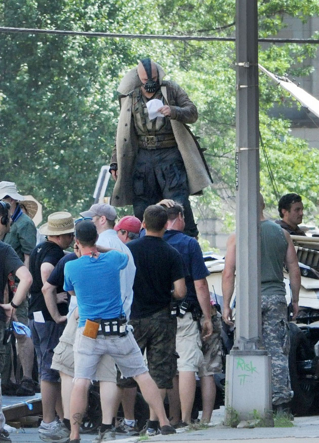 Gambar Foto Tom Hardy melihat 'contekan' sebelum berakting sebagai Bane