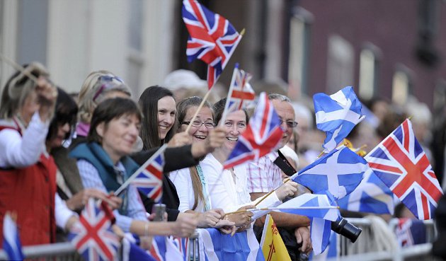 Gambar Foto Warga berkerumum dan melambaikan bendera menyambut pernikahan Zara Phillips dan Mike Tindall