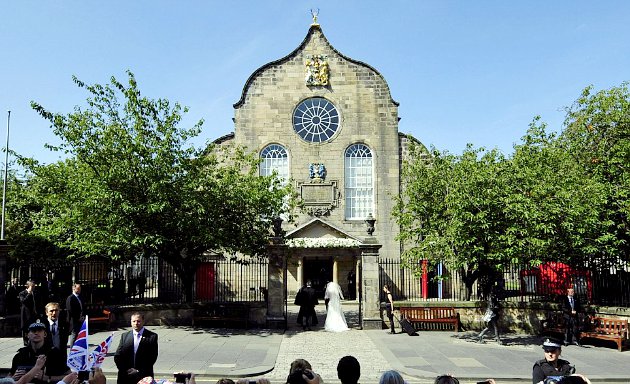 Gambar Foto Gereja Canongate Kirk, Edinburgh, Skotlandia, tempat Zara Phillips dan Mike Tindall diberkati