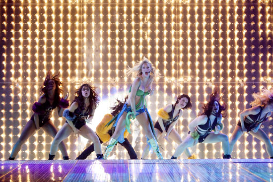 Gambar Foto Heather Morris (Brittany Pierce) tampil menari dengan enerjik