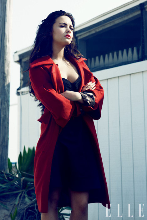 Gambar Foto Demi Lovato dengan mantel Just Cavalli dan gaun Zac Posen di majalah Elle