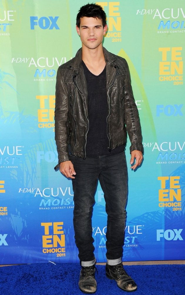 Gambar Foto Taylor Lautner di Red Carpet Teen Choice Awards 2011