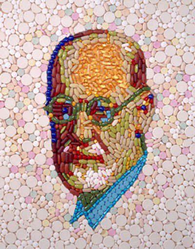 Gambar Foto Potret Sigmund Freud dibuat dari ribuan pil
