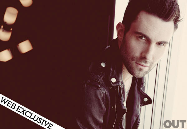 Gambar Foto Adam Levine di Majalah Out