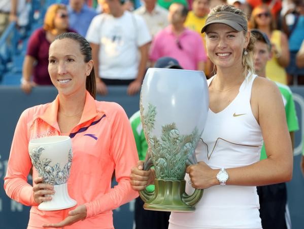 Gambar Foto Maria Sharapova dan Jelena Jankovic berpose bersama trofi masing-masing