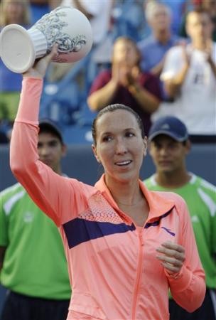 Gambar Foto Jelena Jankovic mengangkat trofi runner-up Cincinnati Open 2011
