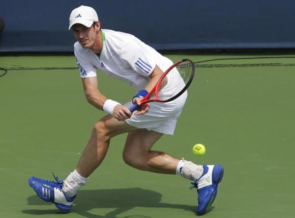 Gambar Foto Andy Murray mengembalikan bola dari Novak Djakovic