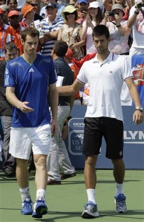 Gambar Foto Andy Murray dan Novak Djakovic berjalan bersama usai melakoni pertandingan final