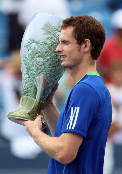 Gambar Foto Andy Murray tersenyum memperlihatkan trofi juaranya