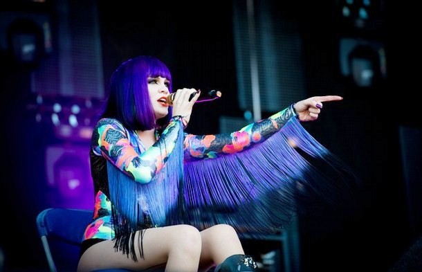 Gambar Foto Jessie J menyanyi di acara musik V Festival 2011