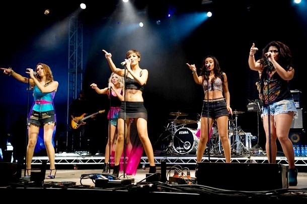 Gambar Foto Aksi The Saturdays di acara musik V Festival 2011