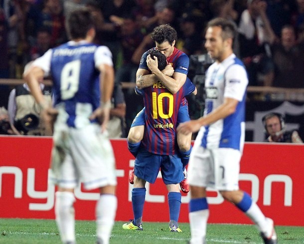 Gambar Foto Pemain tengah Cesc Fabregas ekpresikan kegembiraan pada Lionel Messi