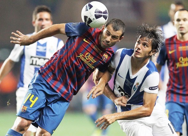 Gambar Foto Pemain belakang Barcelona Javier Mascherano hadapi striker Porto Pinheiro Kleber  (kanan)