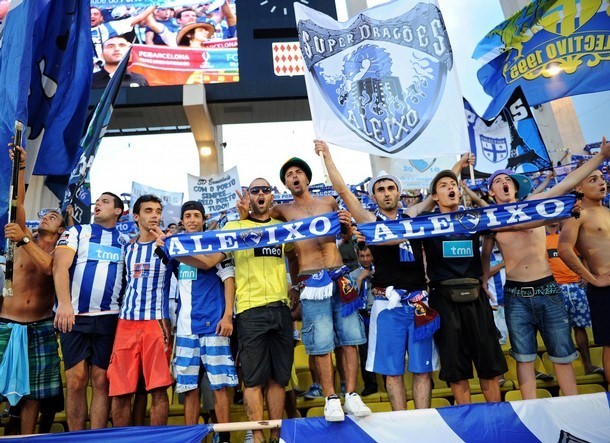 Gambar Foto Suporter Porto beri dukungan