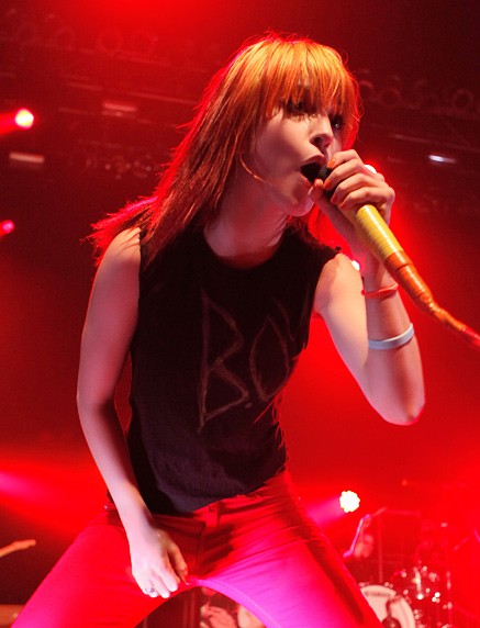 Gambar Foto Vokalis Paramore, Hayley Williams, di perayaan Fueled By Ramen ke-15