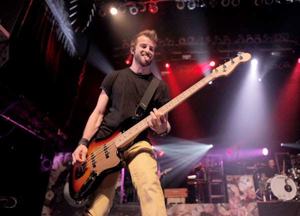 Gambar Foto Jeremy Davis tunjukkan aksinya membetot bass