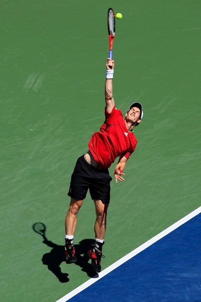 Gambar Foto Andy Murray melakukan servis