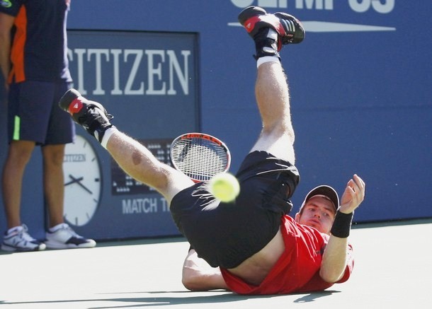 Gambar Foto Andy Murray sampai terjatuh saat berusaha mengembalikan bola dari John Isner