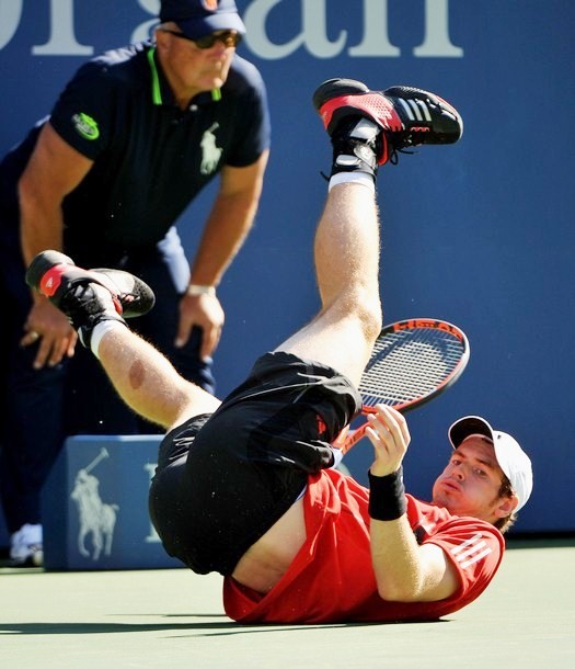 Gambar Foto Andy Murray terjatuh saat berusaha mengembalikan bola dari John Isner