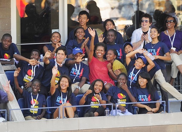 Gambar Foto Ibu negara AS, Michelle Obama, dan putrinya Sacha menonton laga antara John Isner vs Andy Murray