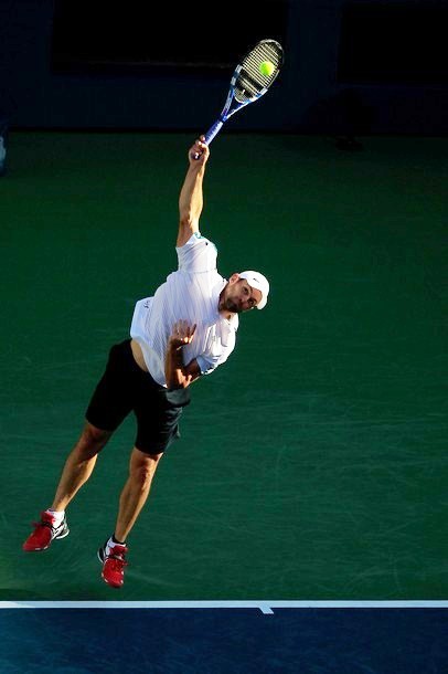 Gambar Foto Andy Roddick melakukan servis saat menghadapi Rafael Nadal