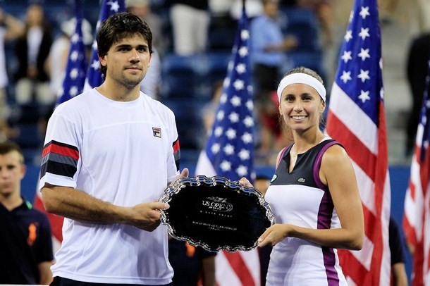 Gambar Foto Eduardo Schwank dan Gisela Dulko berpose dengan tropi juara dua ganda campuran