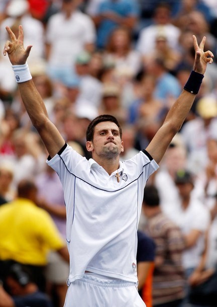 Gambar Foto Novak Djokovic mengangkat tangannya setelah mengalahkan Roger Federer