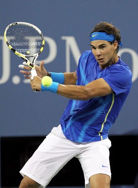 Gambar Foto Rafael Nadal mengembalikan bola dari Andy Murray dengan backhand