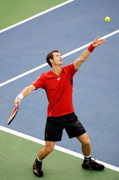 Gambar Foto Andy Murray akan melakukan servis