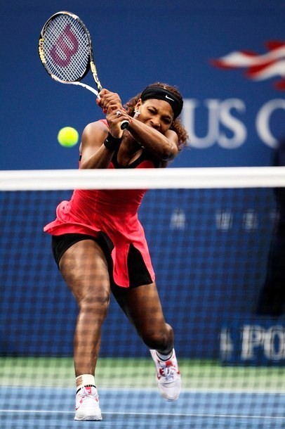 Gambar Foto Serena Williams berusaha mengembalikan bola dari Samantha Stosur di partai final tunggal putri