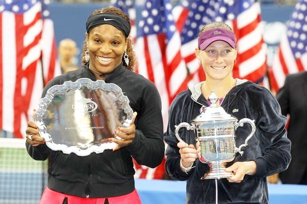 Gambar Foto Samantha Stosur dan Serena Williams berpose dengan trofi AS terbuka